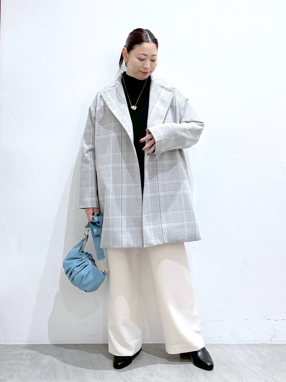 ホワイト系のその他パンツ、ホワイト系のその他パンツ、ブラック系のブーツを着用したレディースの秋コーディネートの2枚目の写真