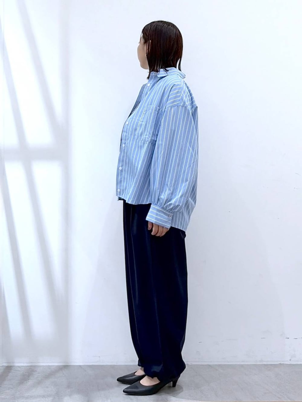 ホワイト系のTシャツ/カットソー、ブルー系のシャツ/ブラウス、ブルー系のその他パンツを着用したレディースの秋コーディネートの3枚目の写真