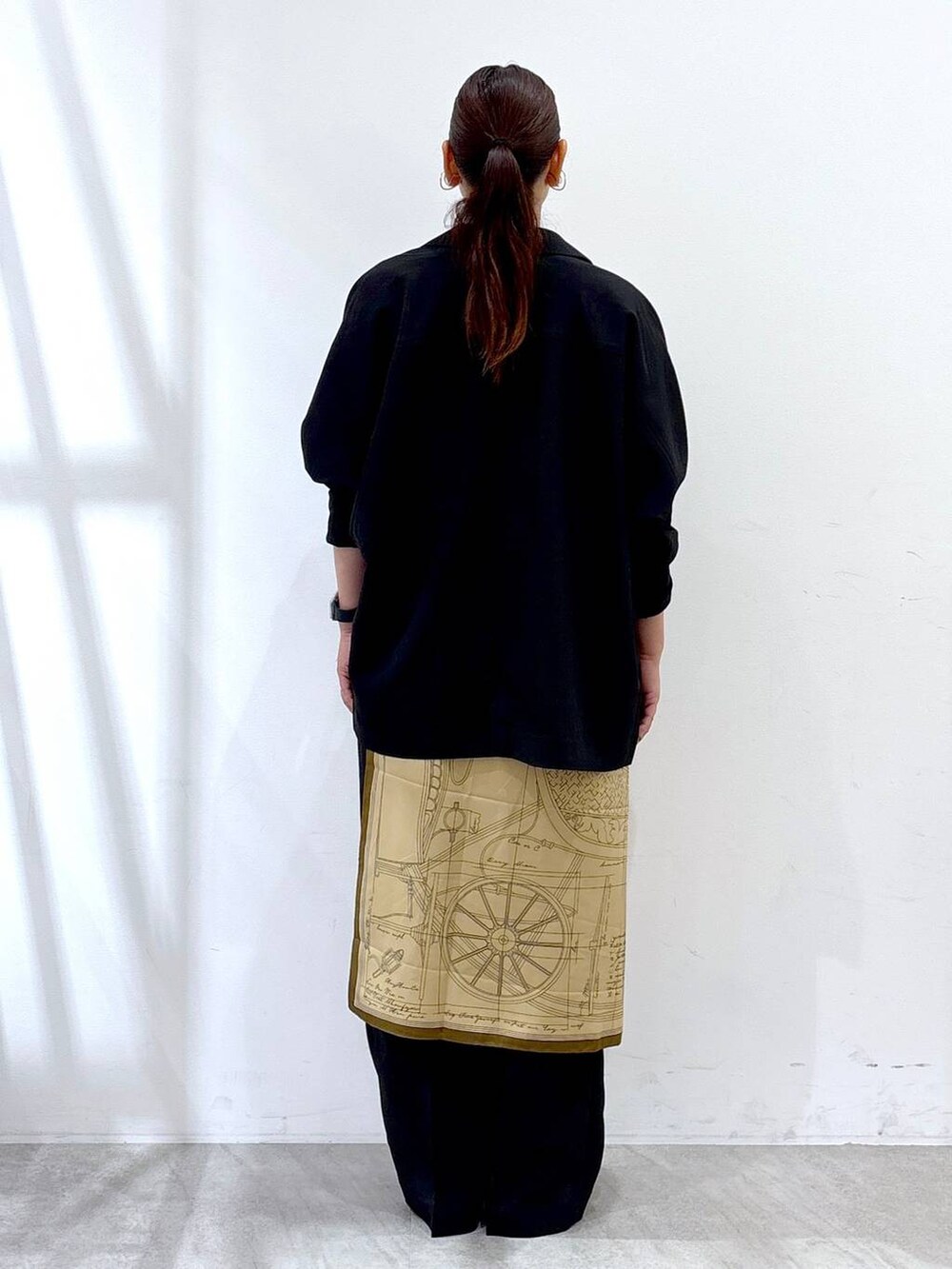 ゴールド系のサンダル、ブラック系のその他パンツ、ブラック系のテーラードジャケットを着用したレディースの夏コーディネートの4枚目の写真