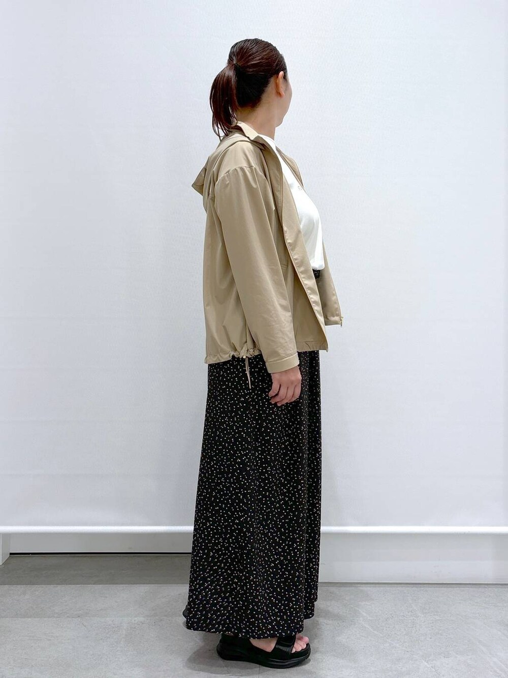 ホワイト系のTシャツ/カットソー、ブラック系のサンダル、ホワイト系のその他パンツを着用したレディースの夏コーディネートの5枚目の写真