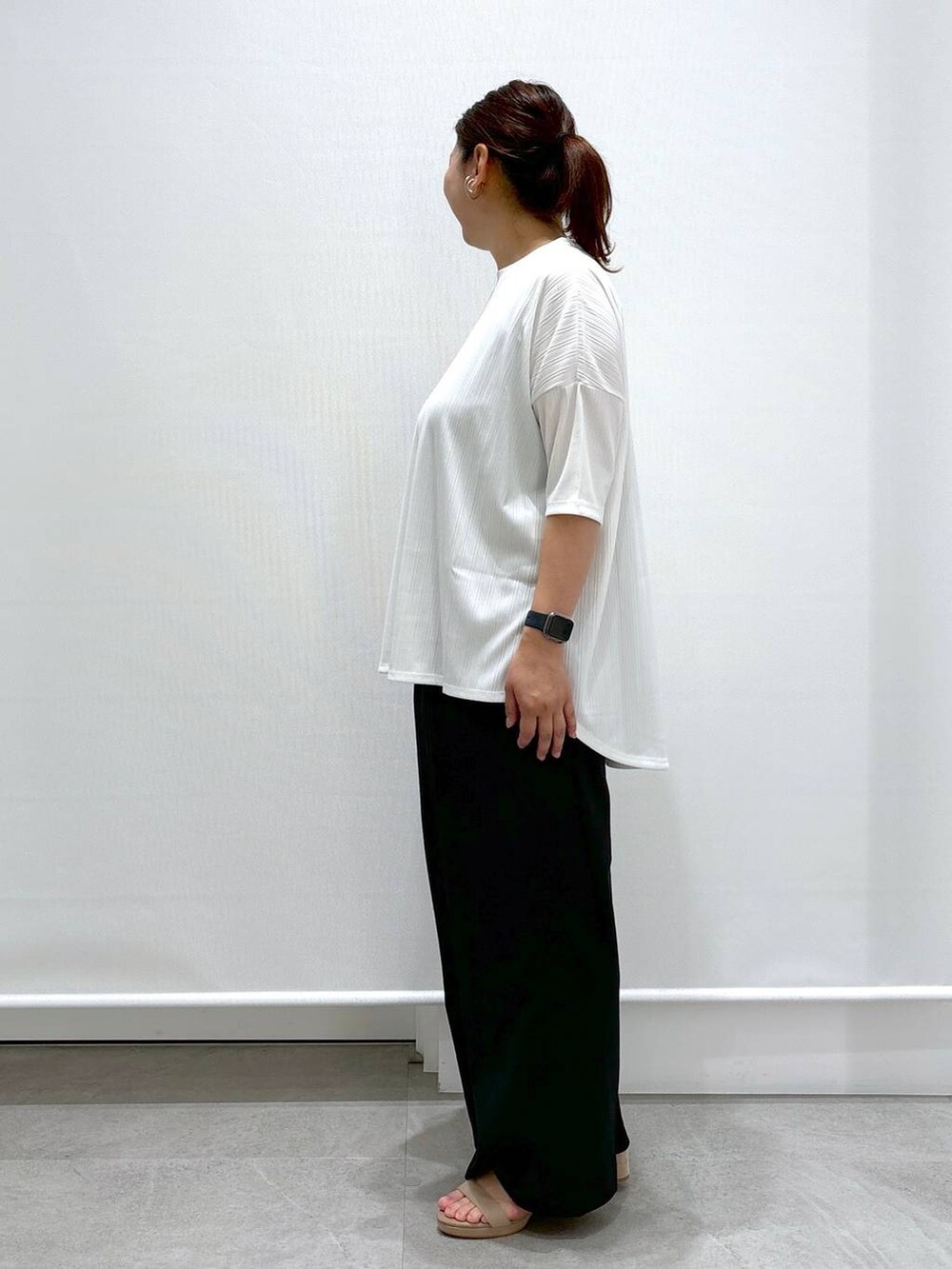 ホワイト系のTシャツ/カットソー、ベージュ系のサンダルを着用したレディースの夏コーディネートの3枚目の写真