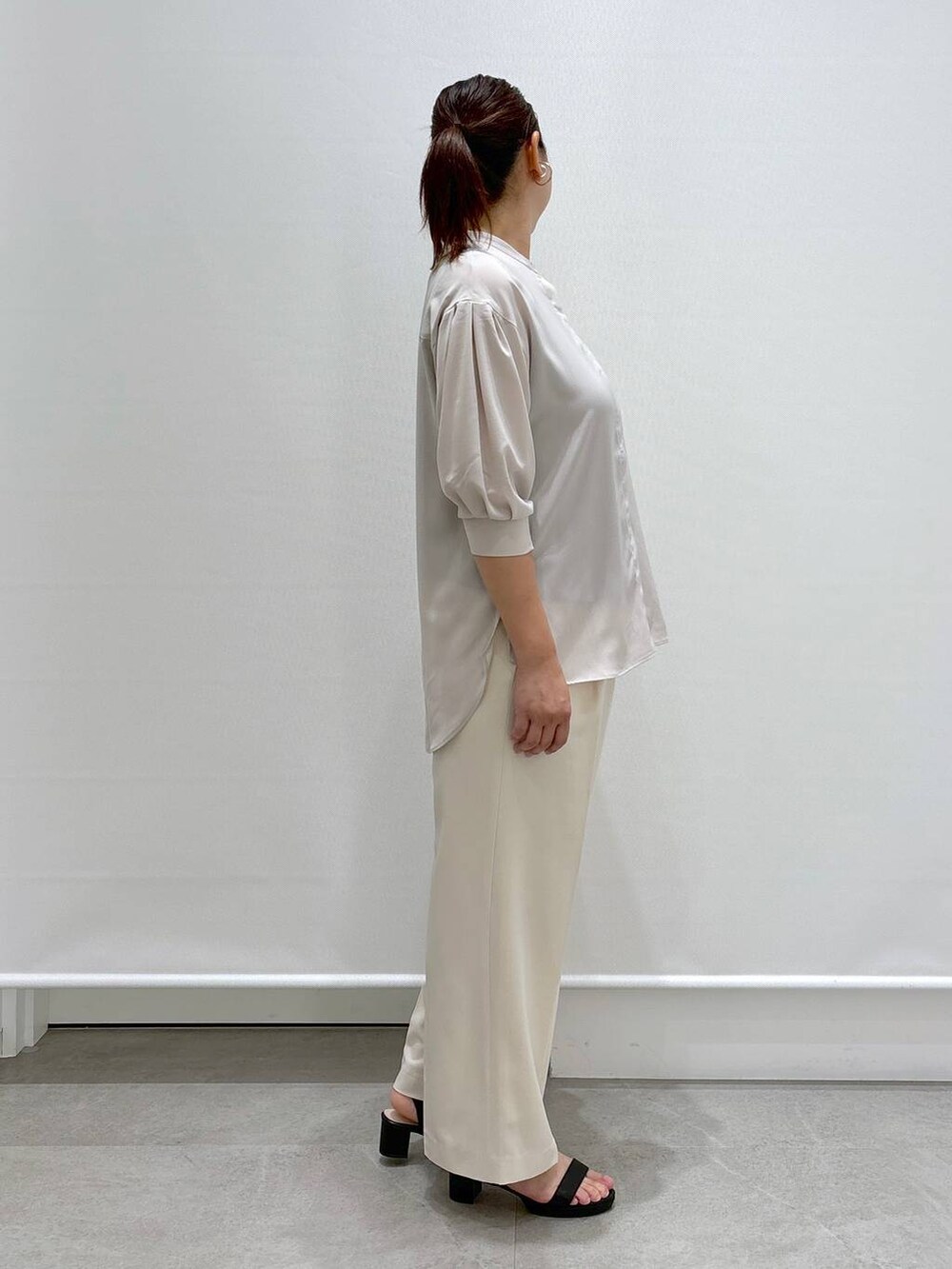 ホワイト系のその他パンツ、ブラック系のサンダル、ベージュ系のシャツ/ブラウスを着用したレディースの夏コーディネートの5枚目の写真