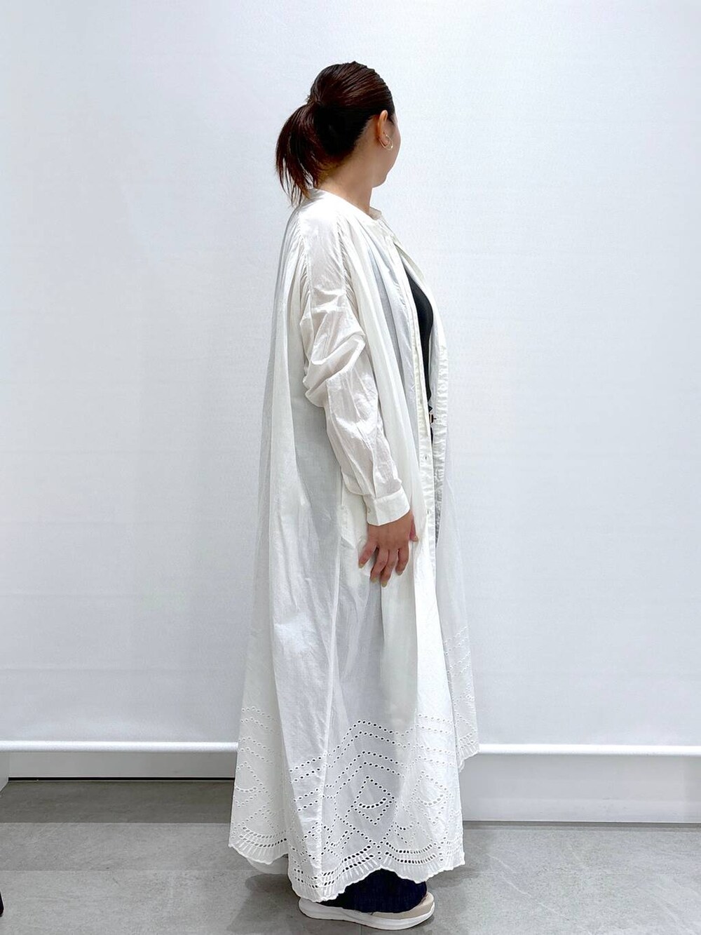 ブルー系のデニムパンツ、ブラック系のタンクトップ、ブルー系のデニムパンツを着用したレディースの夏コーディネートの5枚目の写真