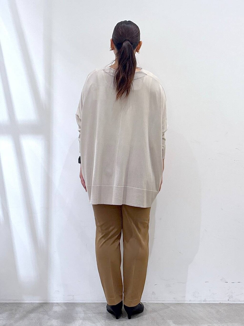 ブラック系のパンプス、ベージュ系のカーディガン/ボレロ、イエロー系のその他パンツを着用したレディースの秋コーディネートの4枚目の写真