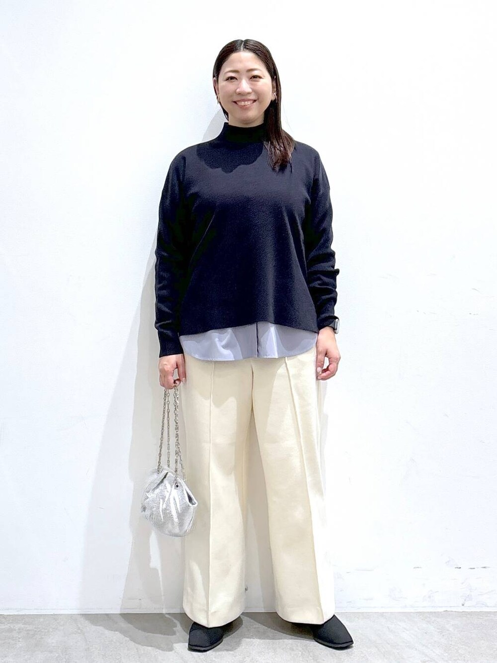 ブルー系のニット/セーター、ホワイト系のその他パンツ、ホワイト系のその他パンツを着用したレディースの冬コーディネートの2枚目の写真