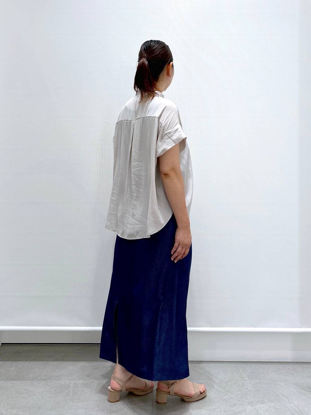 ベージュ系のシャツ/ブラウス、ベージュ系のサンダル、ブルー系のデニムスカートを着用したレディースの夏コーディネートの5枚目の写真