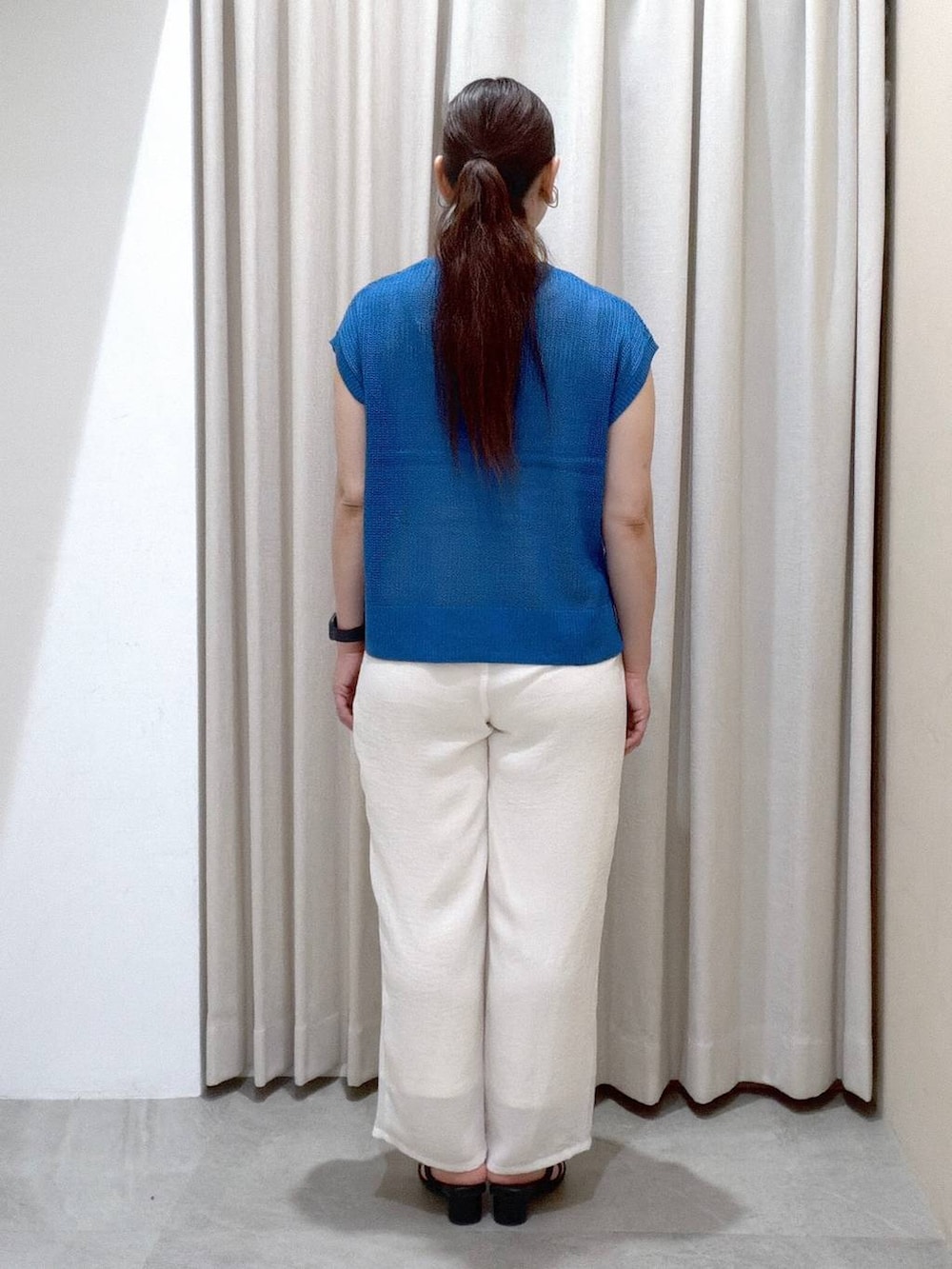 ホワイト系のその他パンツ、ブラック系のサンダル、ブラック系のかごバッグを着用したレディースの夏コーディネートの4枚目の写真