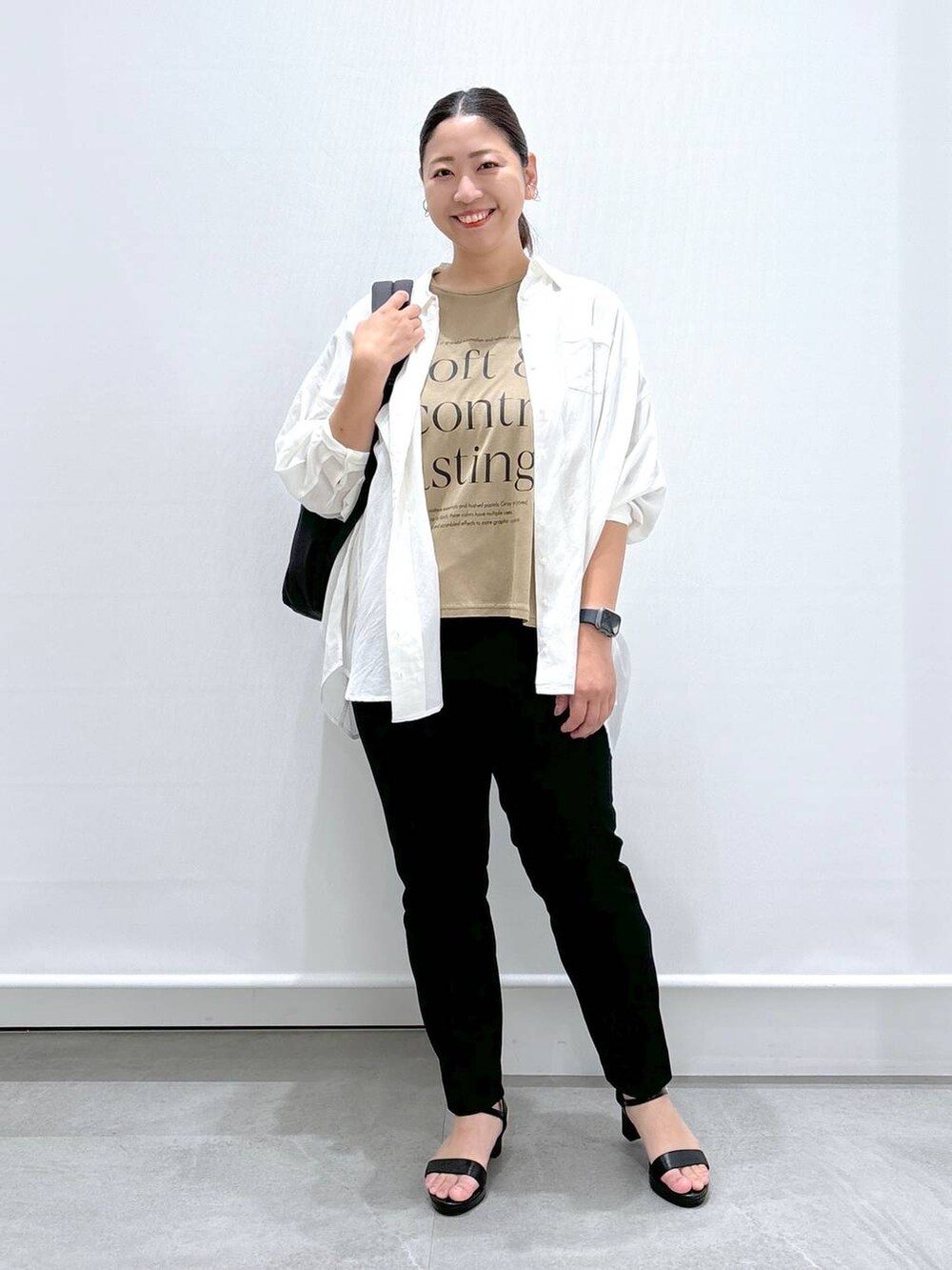 ブラック系のサンダル、ホワイト系のシャツ/ブラウス、ブラック系のその他パンツを着用したレディースの秋コーディネートの2枚目の写真