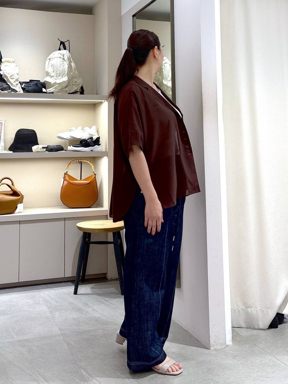 ベージュ系のTシャツ/カットソー、ブルー系のデニムパンツ、シルバー系のネックレスを着用したレディースの夏コーディネートの5枚目の写真