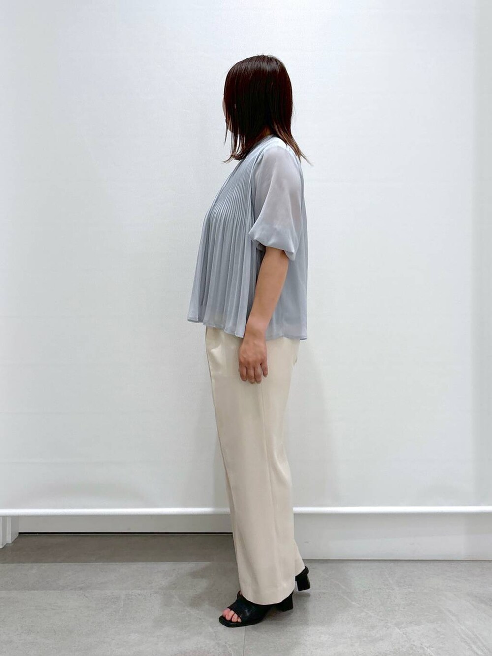 ホワイト系のその他パンツ、ブラック系のサンダル、ブルー系のシャツ/ブラウスを着用したレディースの春コーディネートの3枚目の写真