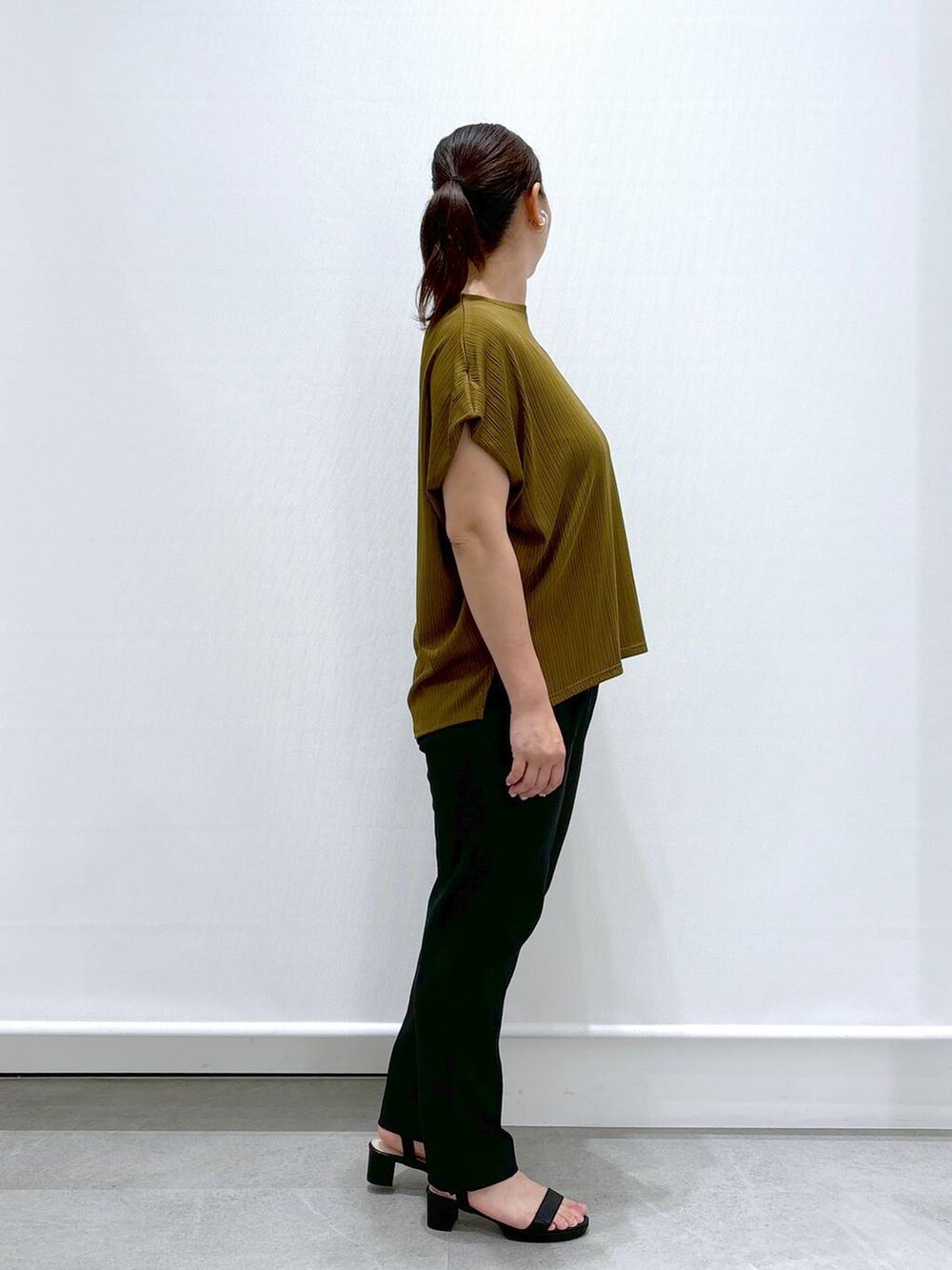 ブラック系のその他パンツ、グリーン系のTシャツ/カットソー、ブラック系のサンダルを着用したレディースの夏コーディネートの5枚目の写真