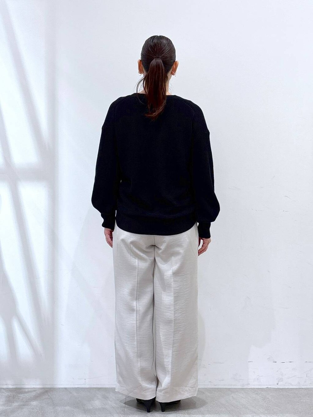 ホワイト系のTシャツ/カットソー、ベージュ系のその他パンツ、ブラック系のカーディガン/ボレロを着用したレディースの春コーディネートの4枚目の写真