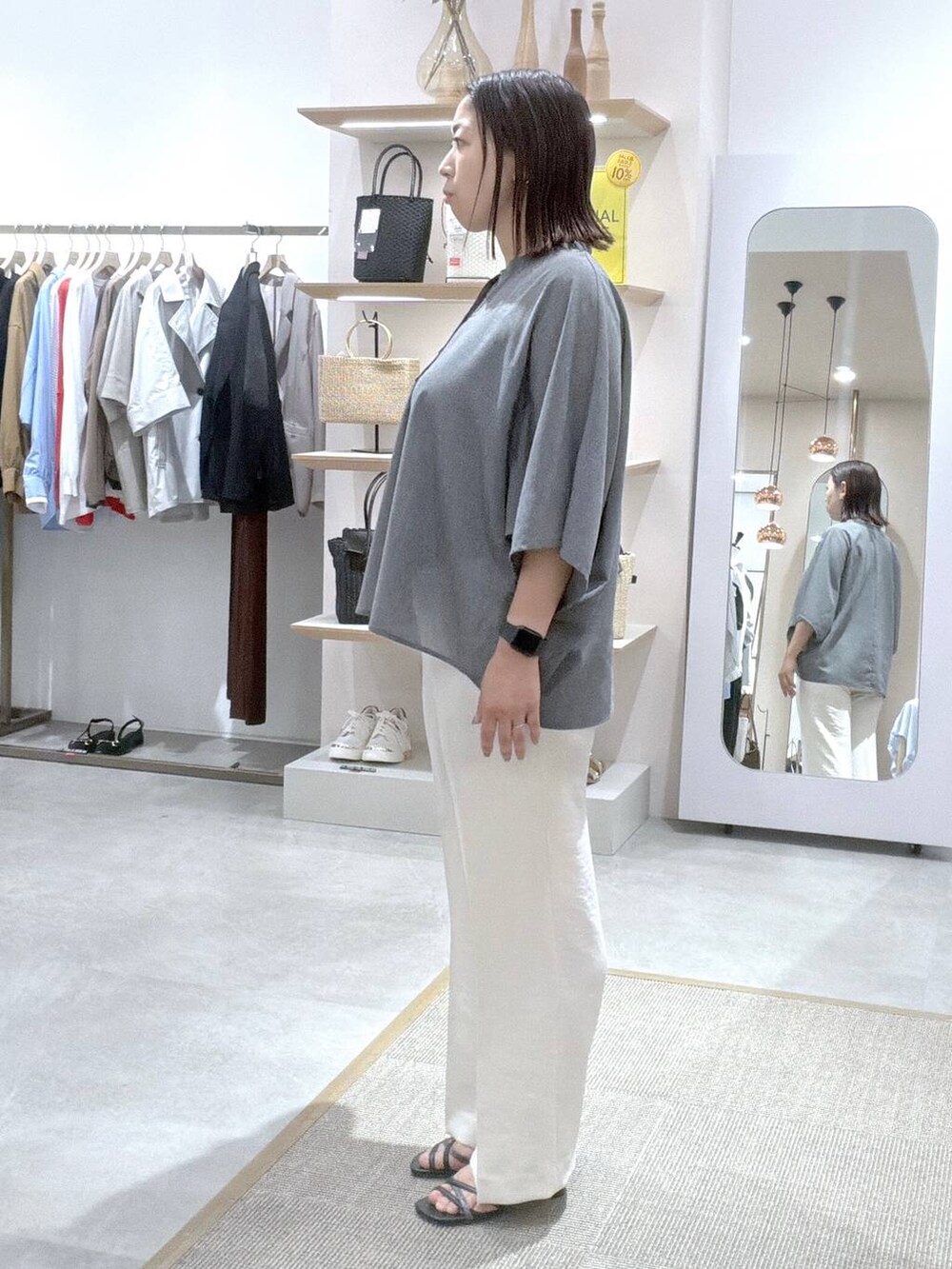 ホワイト系のその他パンツ、ブラック系のショルダーバッグ、グレー系のシャツ/ブラウスを着用したレディースの秋コーディネートの5枚目の写真