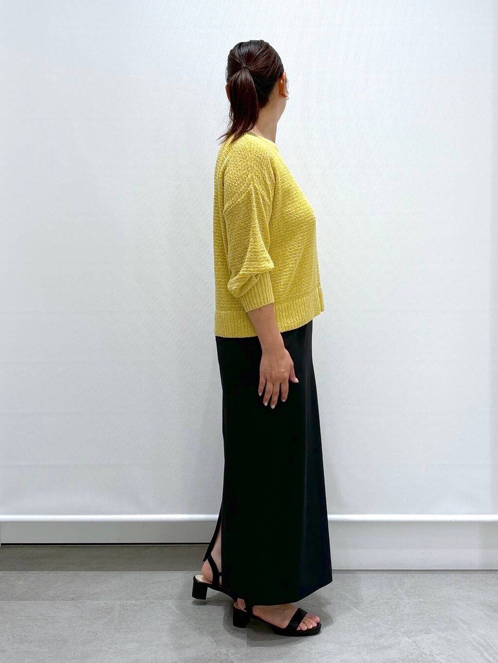 ブラック系のサンダル、ブラック系のスカート、ブラック系のスカートを着用したレディースの夏コーディネートの5枚目の写真