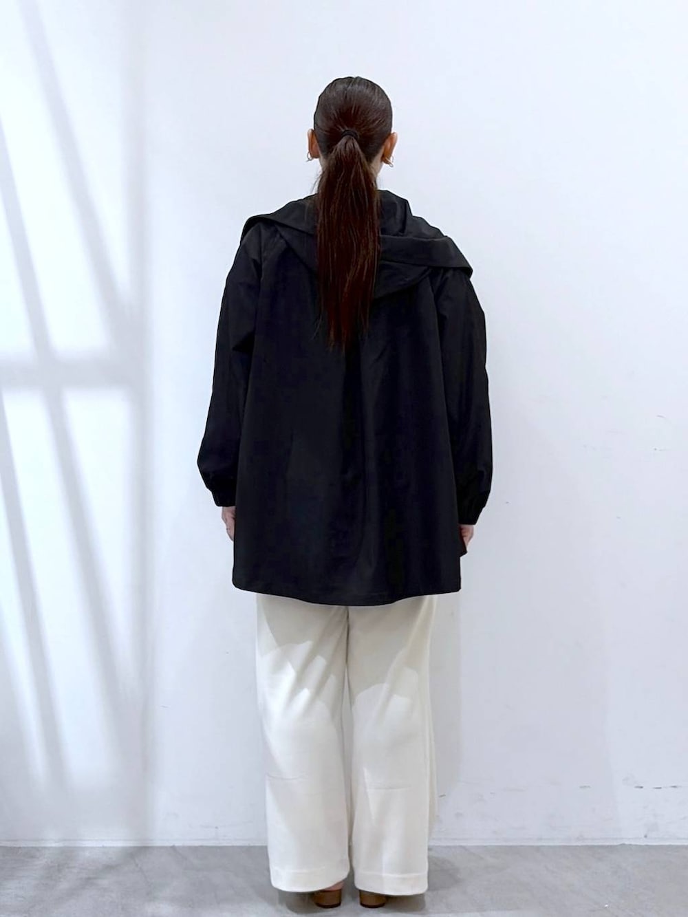 ホワイト系のその他パンツ、ブルー系のニット/セーター、イエロー系のボストンバッグを着用したレディースの春コーディネートの4枚目の写真