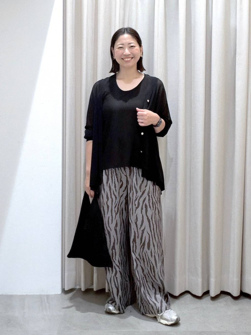グレー系のその他パンツ、ブラック系のシャツ/ブラウス、ブラック系のカーディガン/ボレロを着用したレディースの夏コーディネートの2枚目の写真