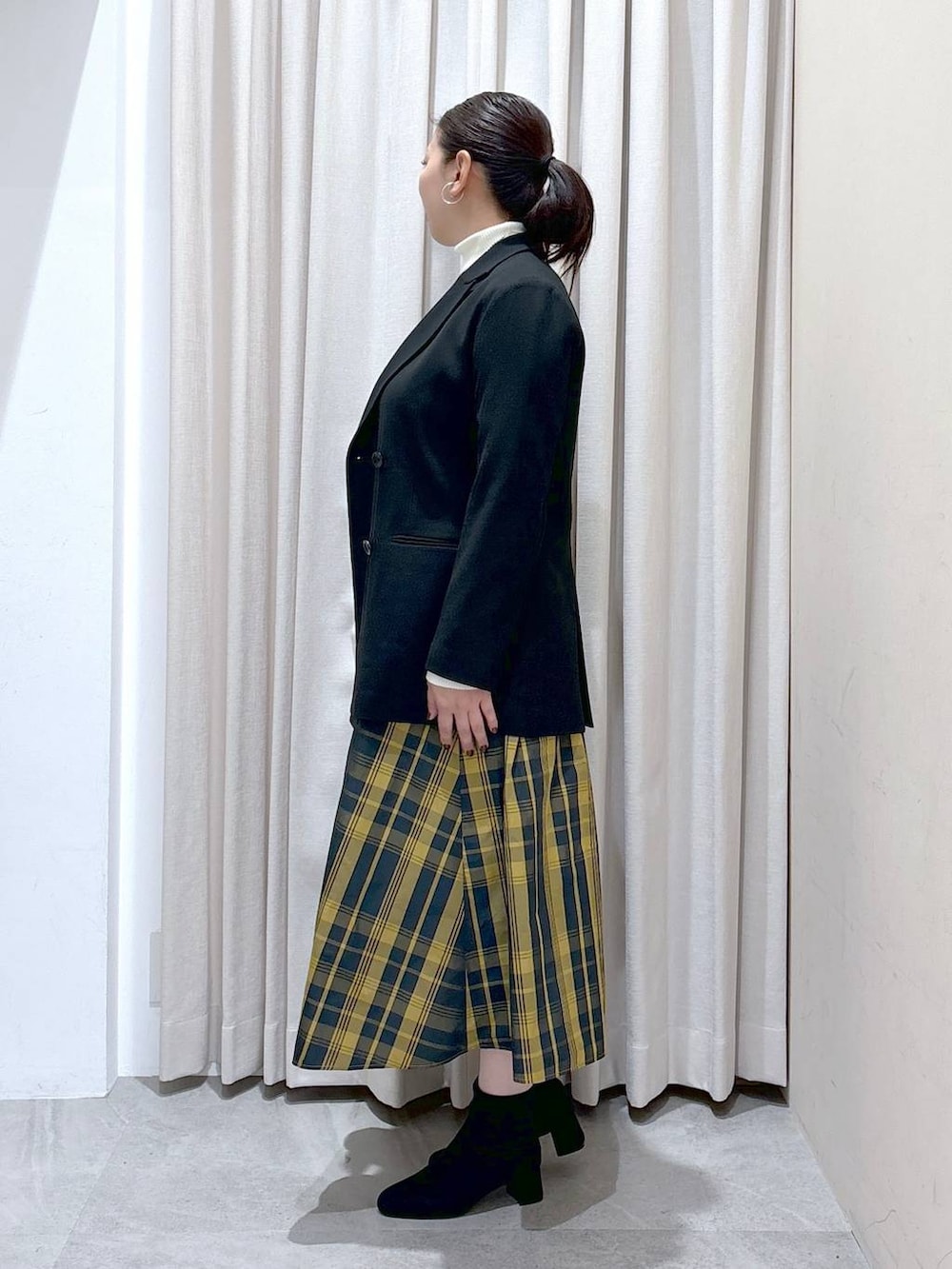 グレー系のブーツ、ブラック系のその他アウターを着用したレディースの秋コーディネートの3枚目の写真