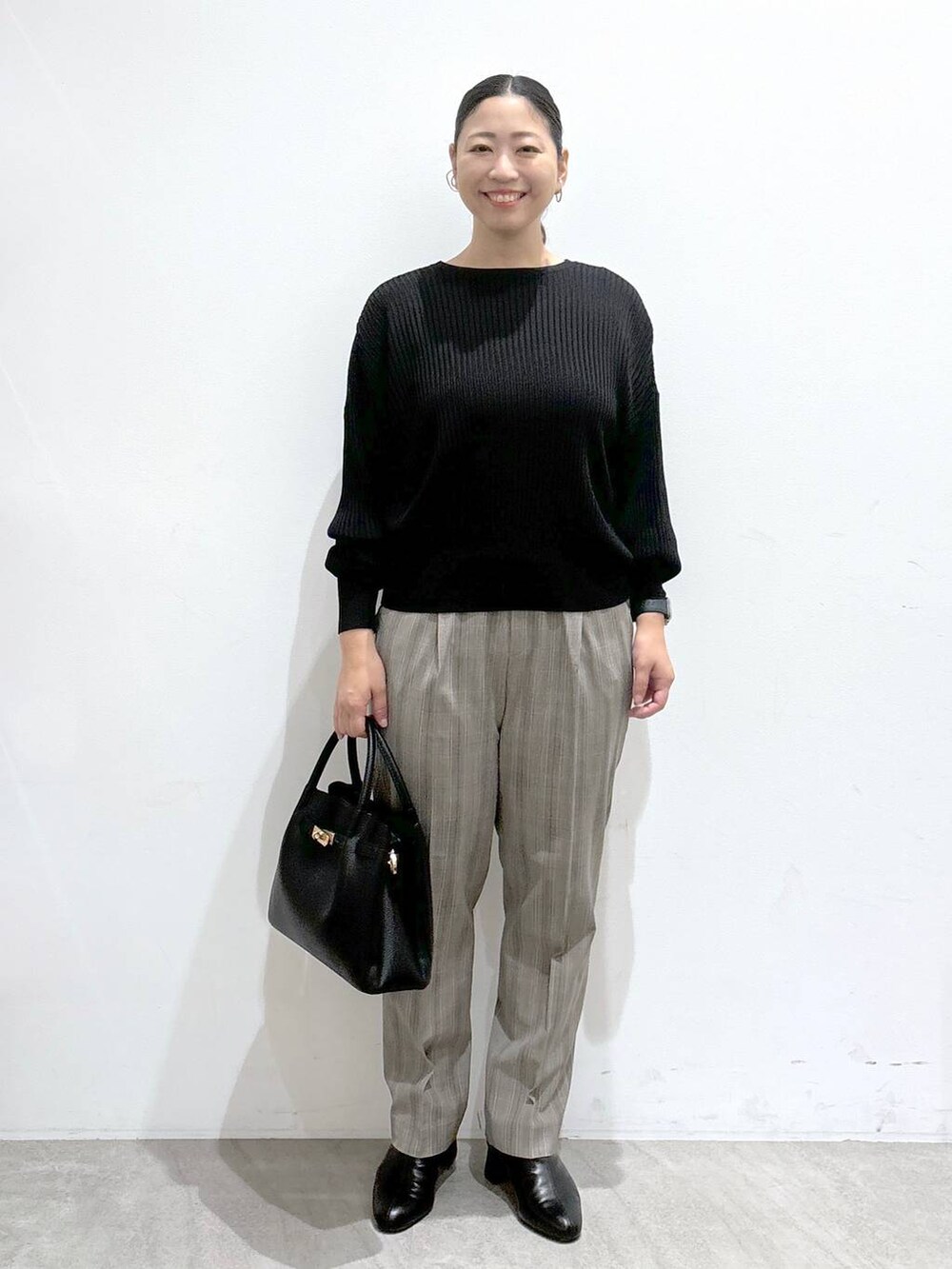 ブラック系のカーディガン/ボレロ、ブラウン系のその他パンツ、ブラウン系のその他パンツを着用したレディースの秋コーディネートの2枚目の写真