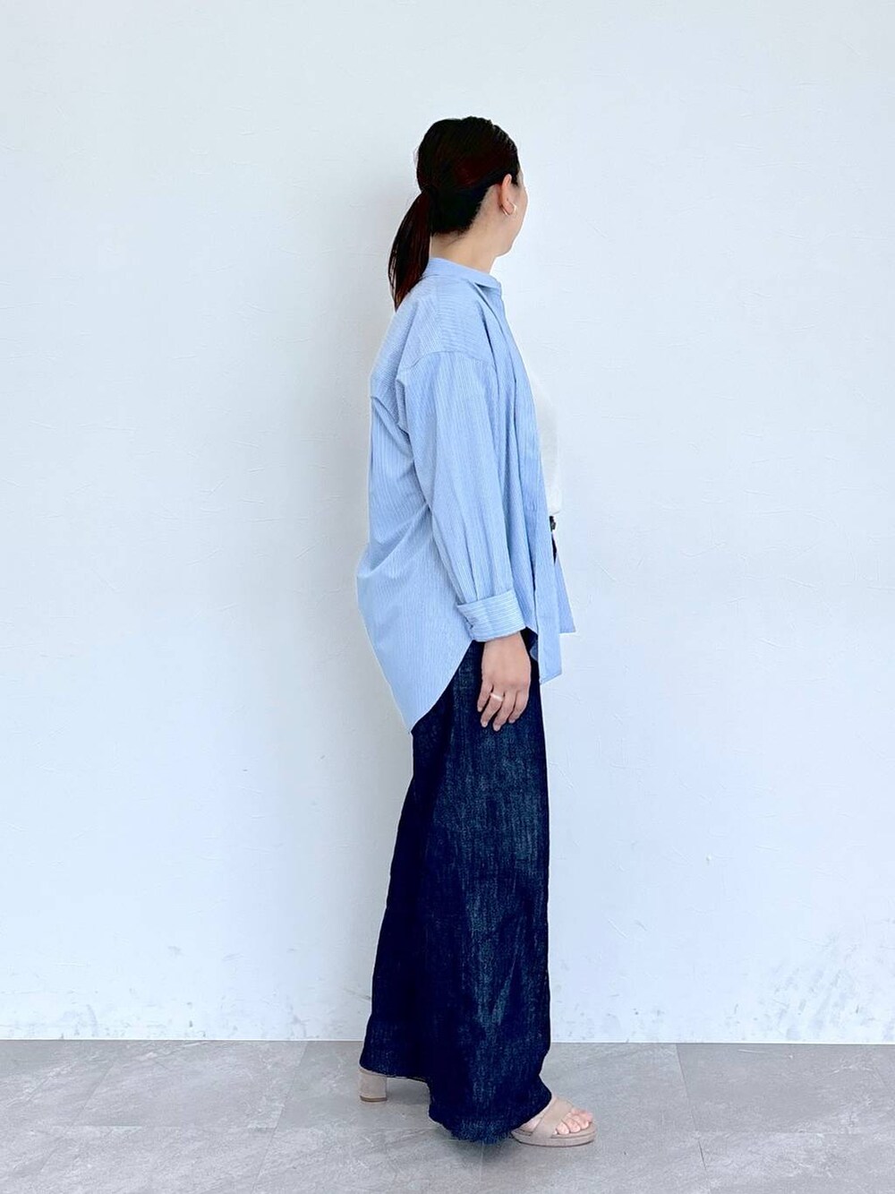 ブルー系のデニムパンツ、ホワイト系のシャツ/ブラウス、ベージュ系のサンダルを着用したレディースの夏コーディネートの5枚目の写真