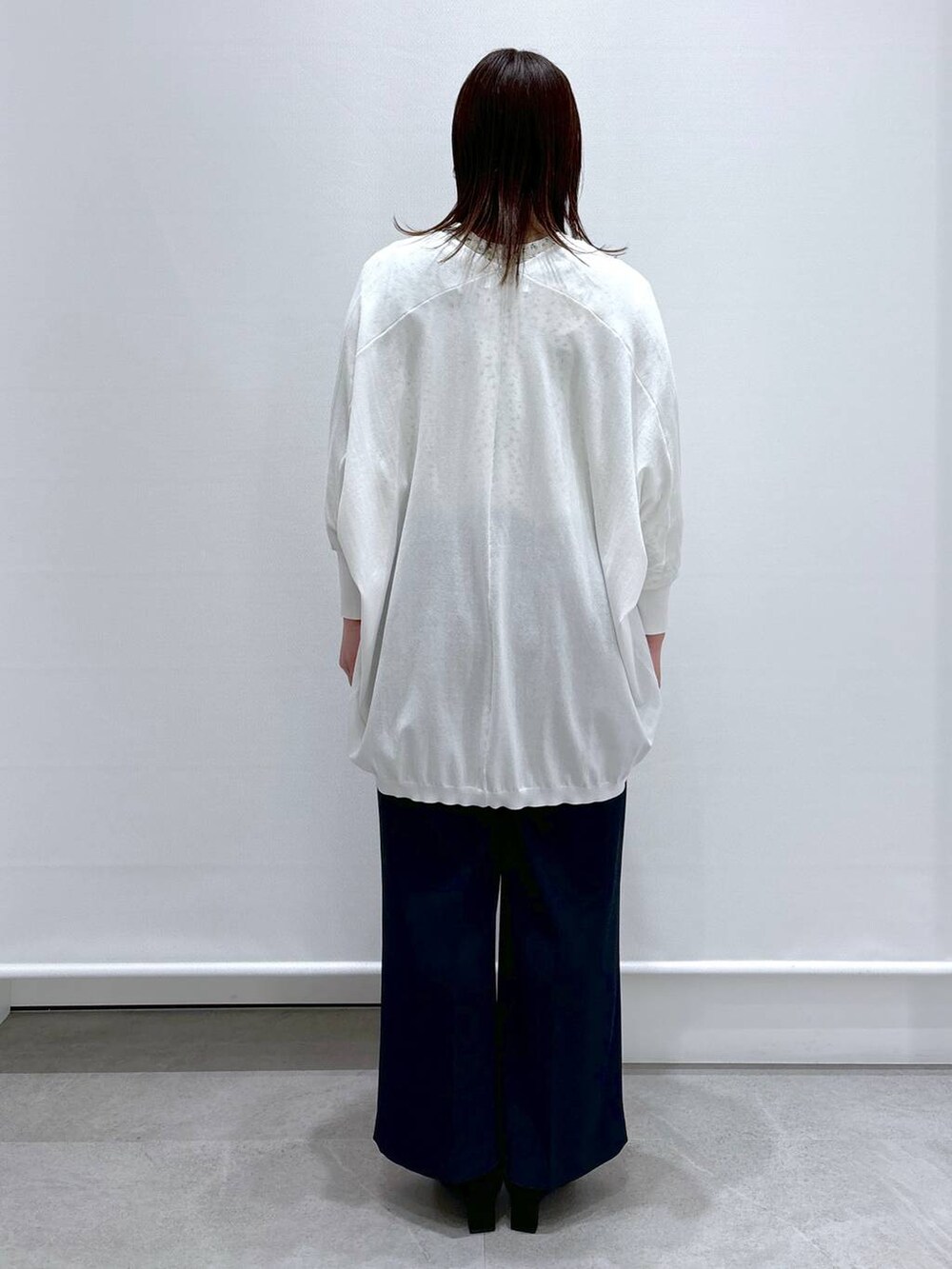 イエロー系のシャツ/ブラウス、ホワイト系のカーディガン/ボレロ、ブラック系のハンドバッグを着用したレディースの春コーディネートの4枚目の写真