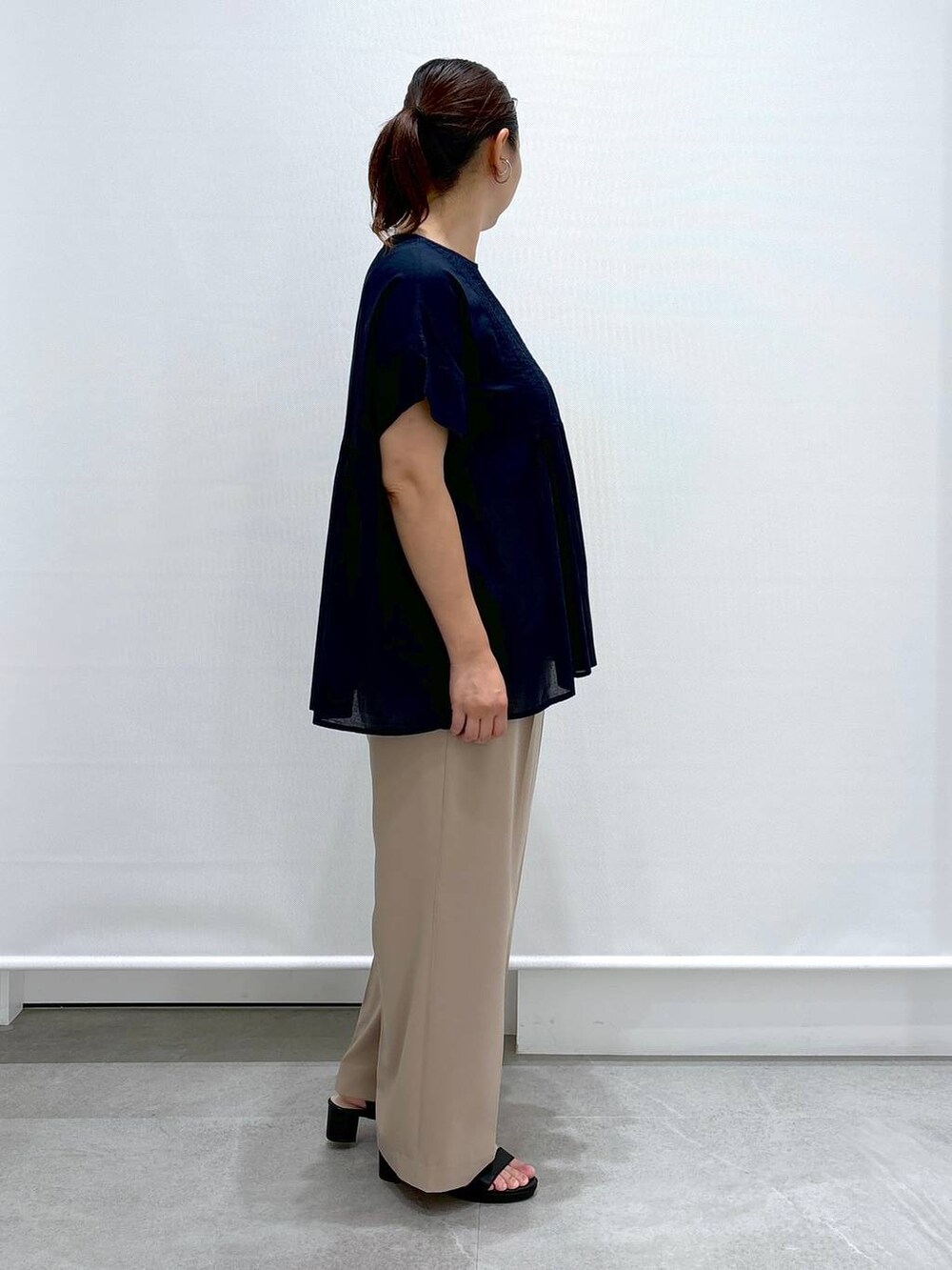 ブルー系のシャツ/ブラウス、ベージュ系のその他パンツ、ブラック系のサンダルを着用したレディースの夏コーディネートの5枚目の写真