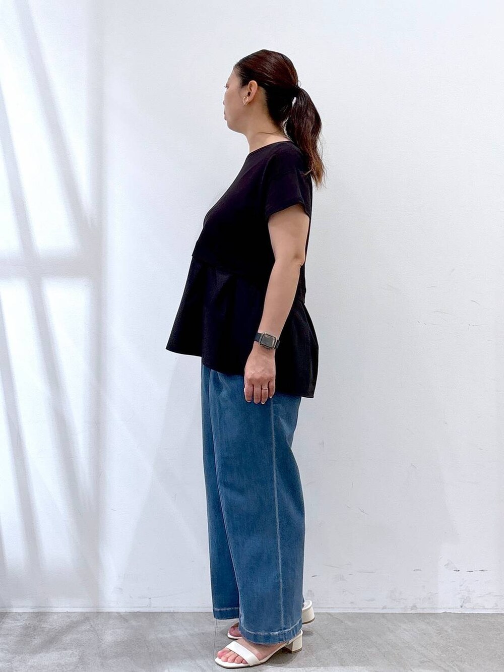 ブラック系のTシャツ/カットソー、ブルー系のデニムパンツを着用したレディースの夏コーディネートの3枚目の写真