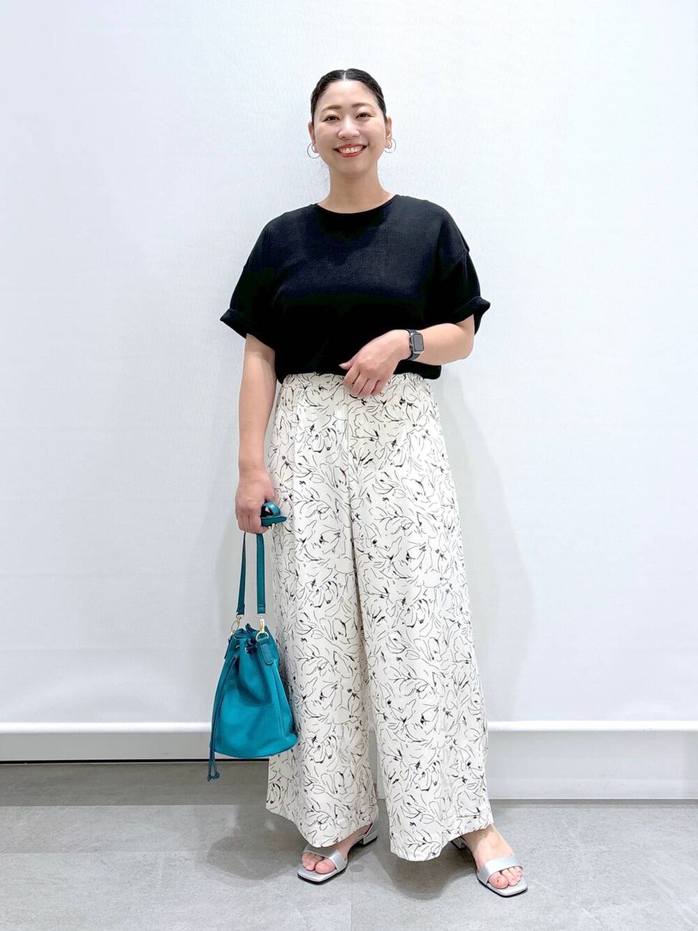 ブラック系のその他パンツ、ブラック系のその他パンツ、シルバー系のサンダルを着用したレディースの夏コーディネートの2枚目の写真