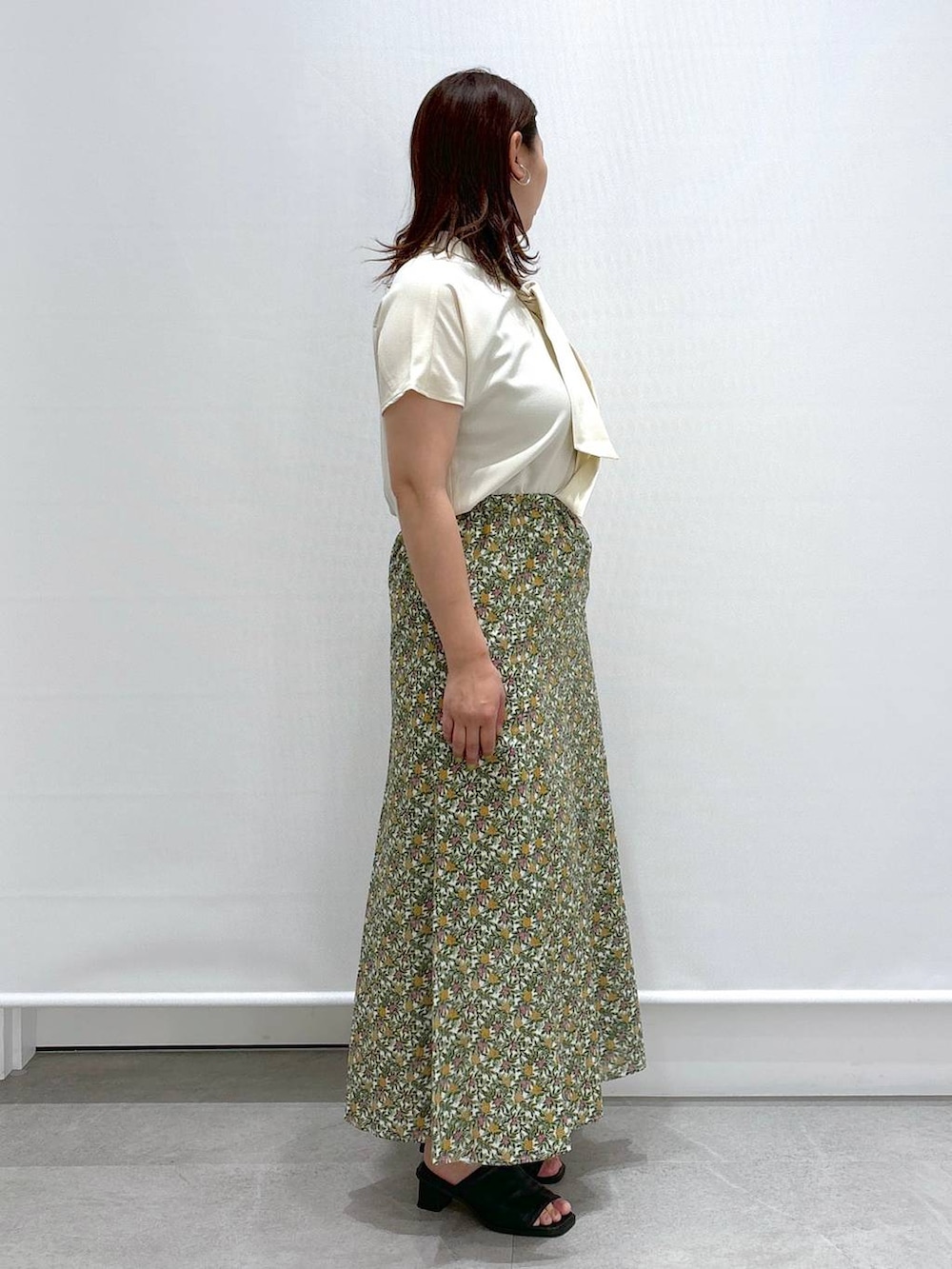 ホワイト系のシャツ/ブラウス、ホワイト系のスカート、ブラック系のサンダルを着用したレディースの春コーディネートの5枚目の写真