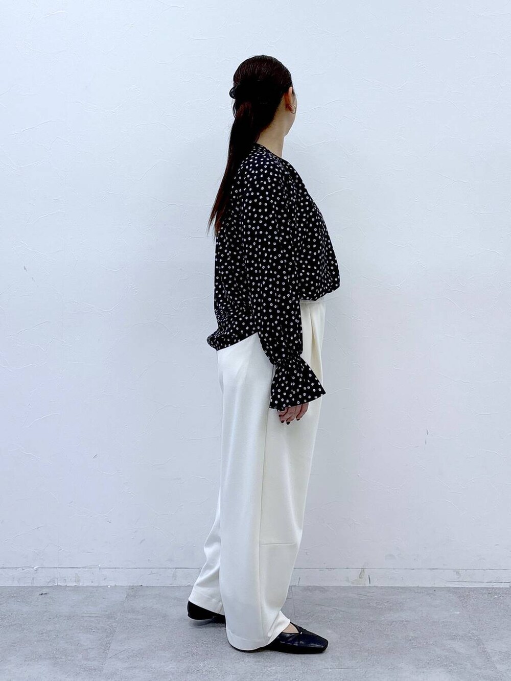 ブラック系のハンドバッグ、ブラック系のパンプス、ブラック系のシャツ/ブラウスを着用したレディースの冬コーディネートの5枚目の写真