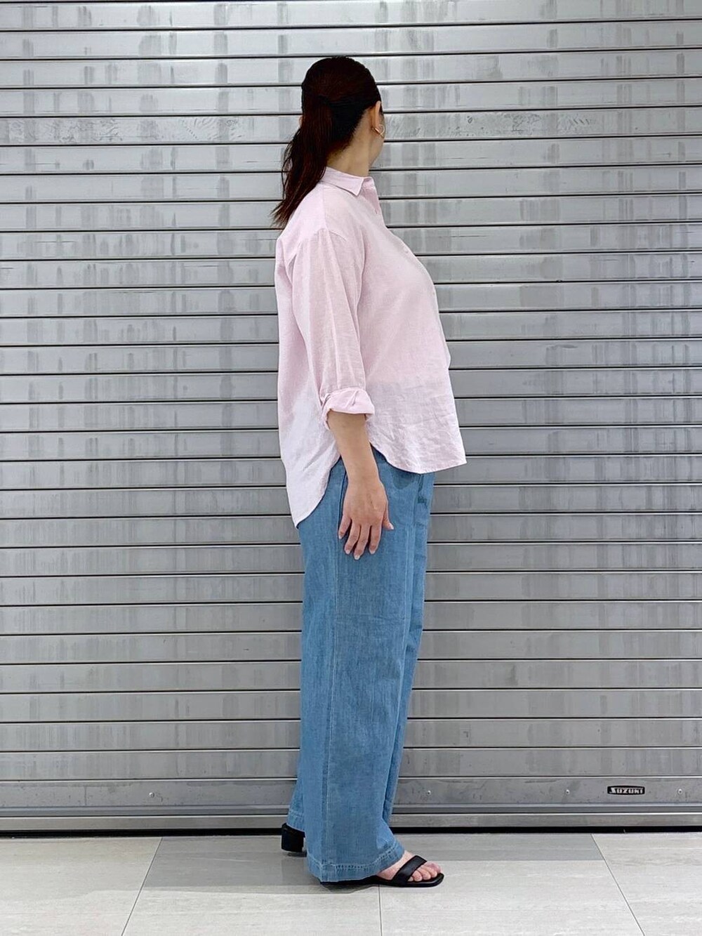 ブラック系のハンドバッグ、ピンク系のシャツ/ブラウスを着用したレディースの春コーディネートの5枚目の写真