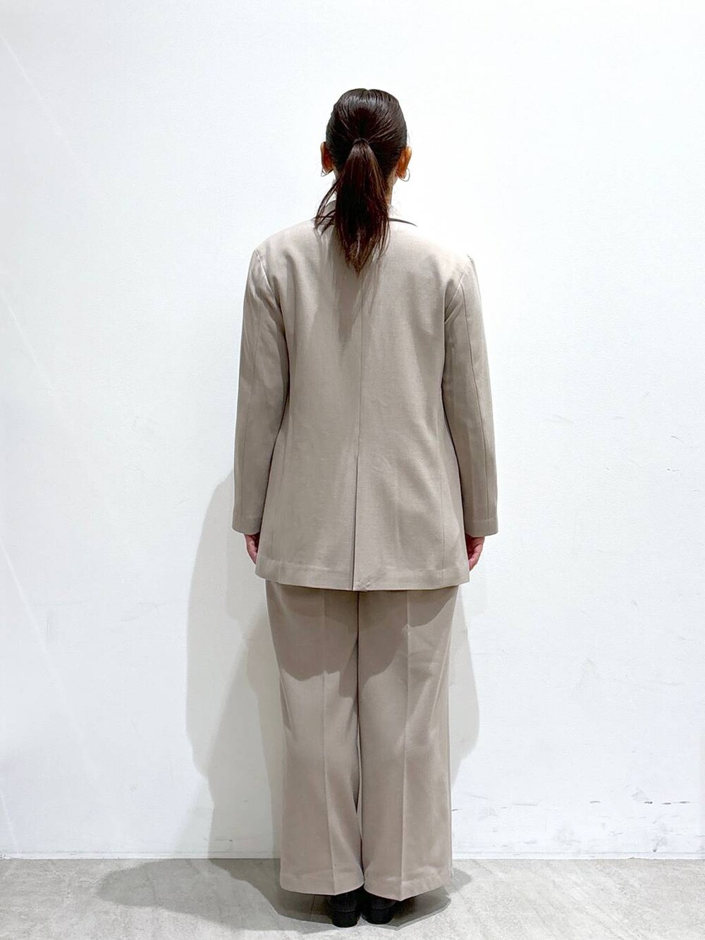 ベージュ系のその他パンツ、ベージュ系のその他パンツ、ベージュ系のその他アウターを着用したレディースの秋コーディネートの4枚目の写真