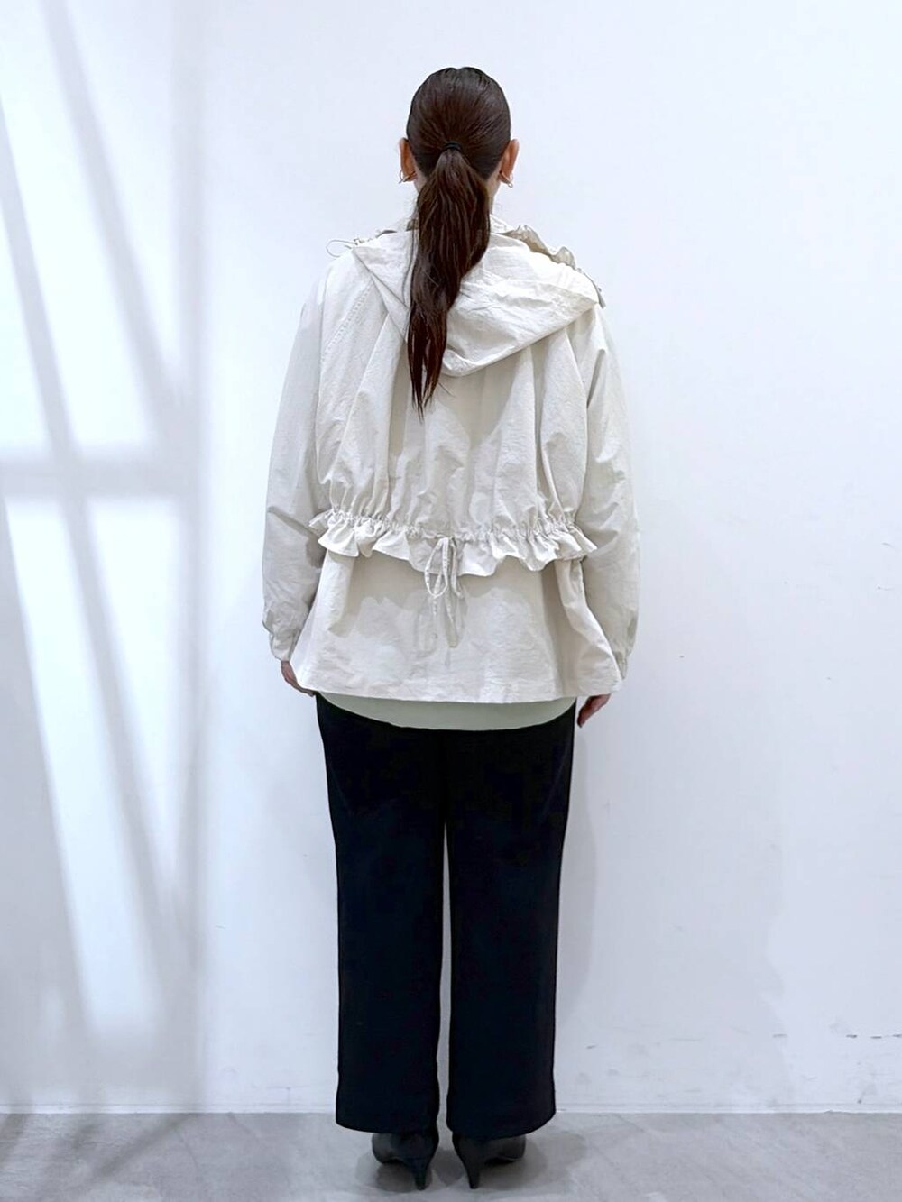 ホワイト系のその他パンツ、ブラック系のハンドバッグ、グリーン系のTシャツ/カットソーを着用したレディースの春コーディネートの4枚目の写真