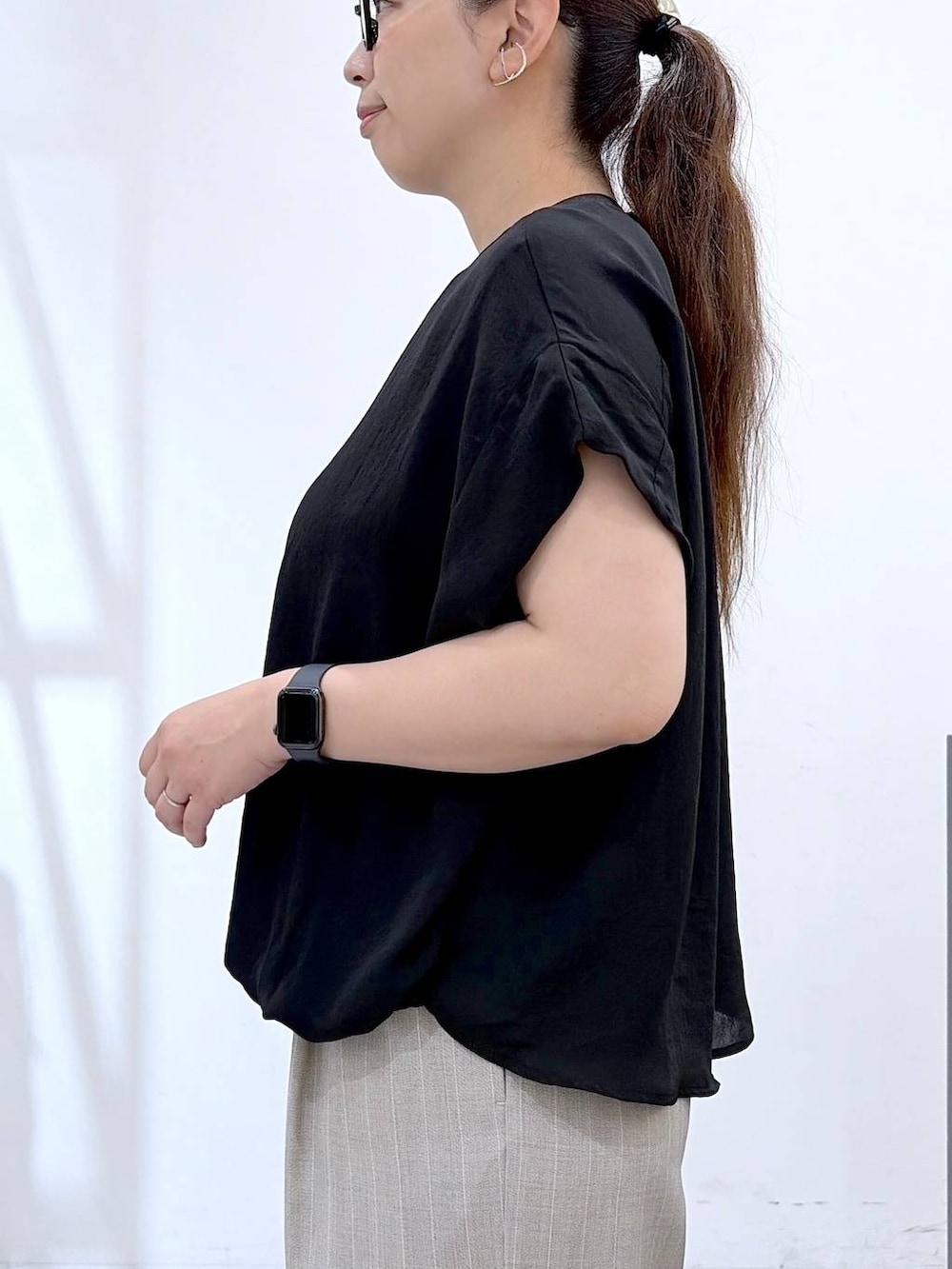 ブラック系のTシャツ/カットソー、ブラック系のサンダル、ブラック系のかごバッグを着用したレディースの夏コーディネートの8枚目の写真