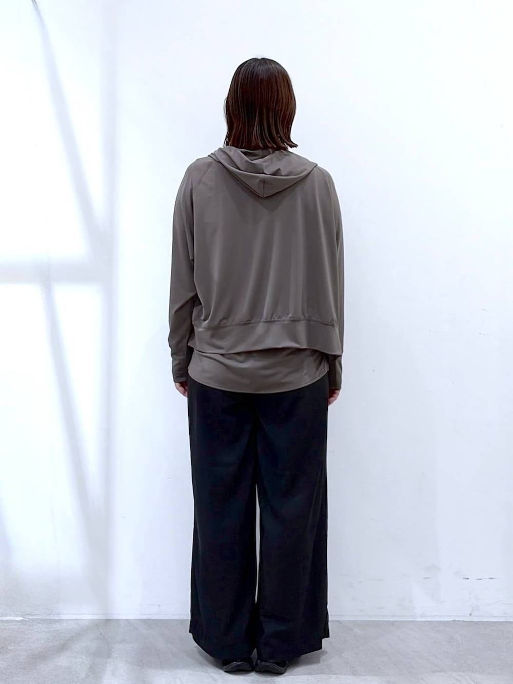 ブラック系のその他パンツ、ブラック系のかごバッグ、グレー系のパーカーを着用したレディースの夏コーディネートの4枚目の写真