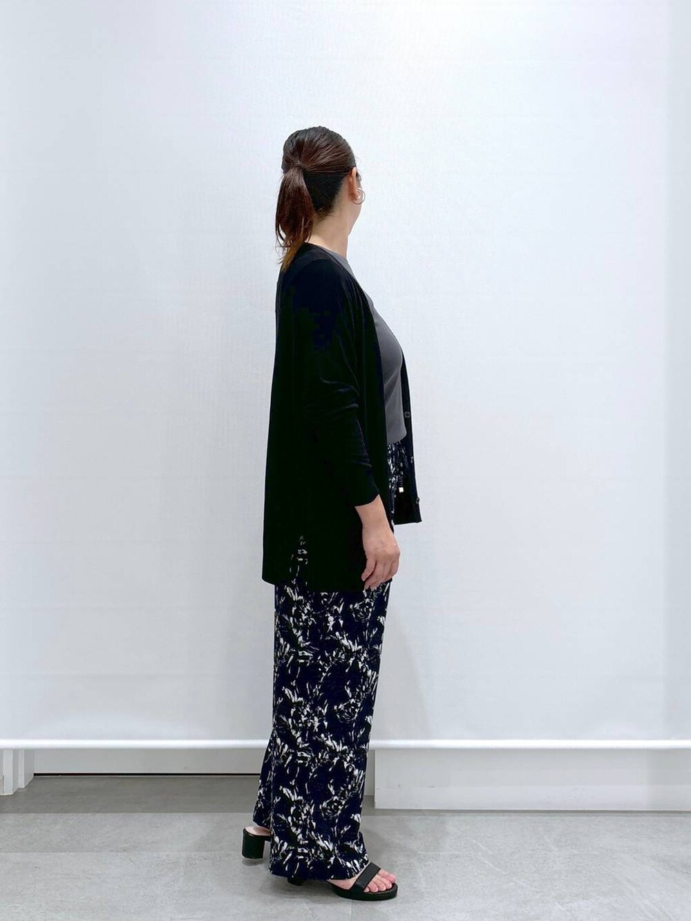 ブラック系のトートバッグ、ブルー系のその他パンツ、ブラック系のサンダルを着用したレディースの夏コーディネートの5枚目の写真