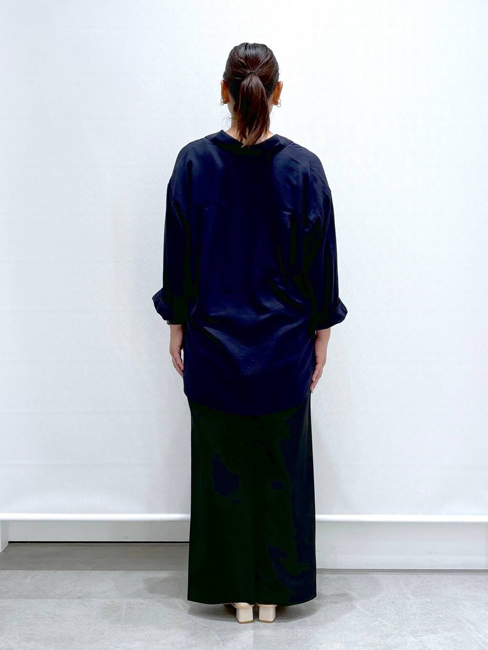 ホワイト系のサンダル、ブラック系のその他パンツ、ブルー系のシャツ/ブラウスを着用したレディースの秋コーディネートの4枚目の写真