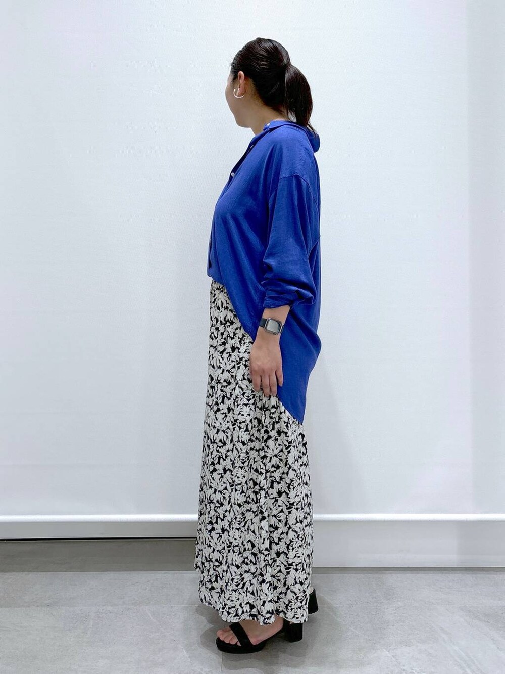 ベージュ系のTシャツ/カットソー、ブラック系のその他パンツ、ブラック系のサンダルを着用したレディースの夏コーディネートの3枚目の写真