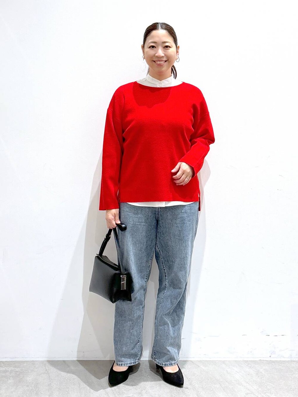ブルー系のデニムパンツ、ホワイト系のシャツ/ブラウスを着用したレディースの冬コーディネートの2枚目の写真