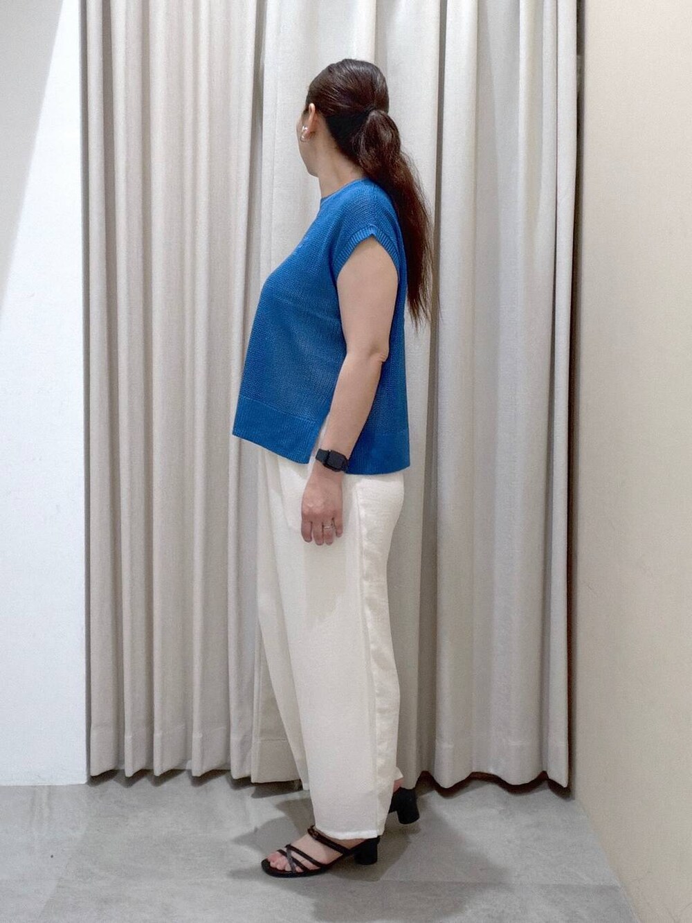 ホワイト系のその他パンツ、ブラック系のサンダル、ブラック系のかごバッグを着用したレディースの夏コーディネートの5枚目の写真