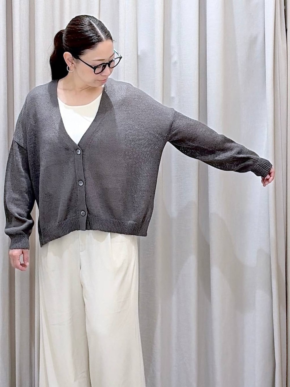 グレー系のカーディガン/ボレロ、ホワイト系のその他パンツ、ホワイト系のタンクトップを着用したレディースの夏コーディネートの6枚目の写真
