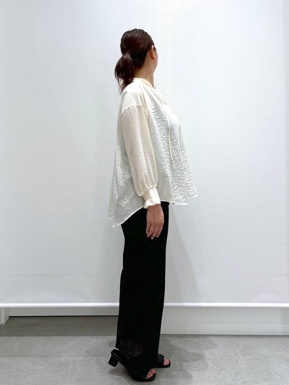 ホワイト系のシャツ/ブラウス、ブラック系のサンダルを着用したレディースの春コーディネートの5枚目の写真