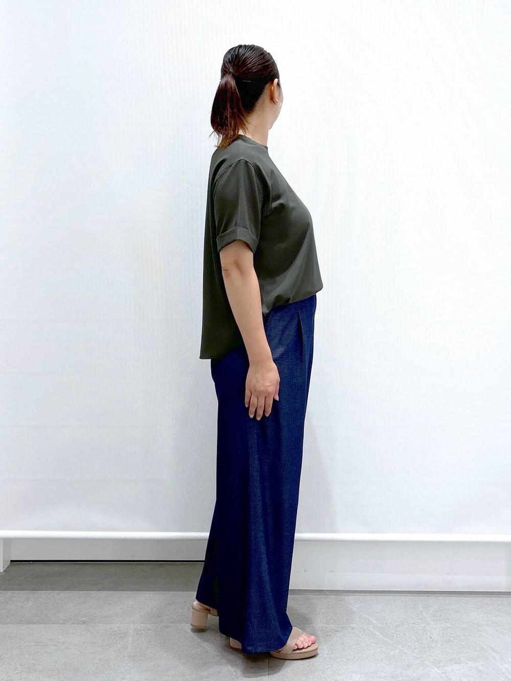 ブルー系のデニムパンツ、ベージュ系のサンダル、ブルー系のデニムパンツを着用したレディースの夏コーディネートの5枚目の写真