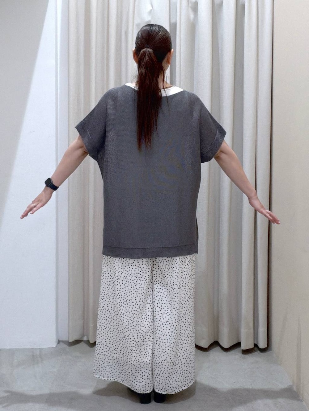 ブラック系のサンダル、ホワイト系のその他パンツ、ブラック系のかごバッグを着用したレディースの夏コーディネートの4枚目の写真