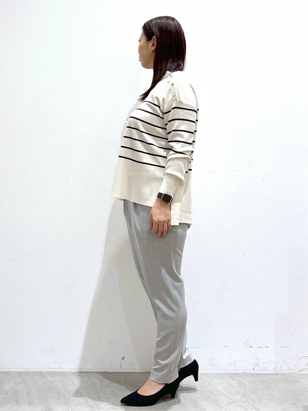 グレー系のその他パンツ、グレー系のその他パンツ、ブラック系のトートバッグを着用したレディースの冬コーディネートの3枚目の写真