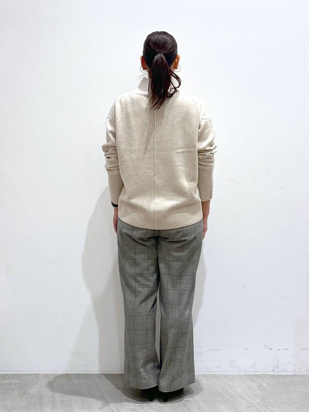 ブラック系のその他パンツ、ブラック系のその他パンツ、ベージュ系のニット/セーターを着用したレディースの冬コーディネートの4枚目の写真