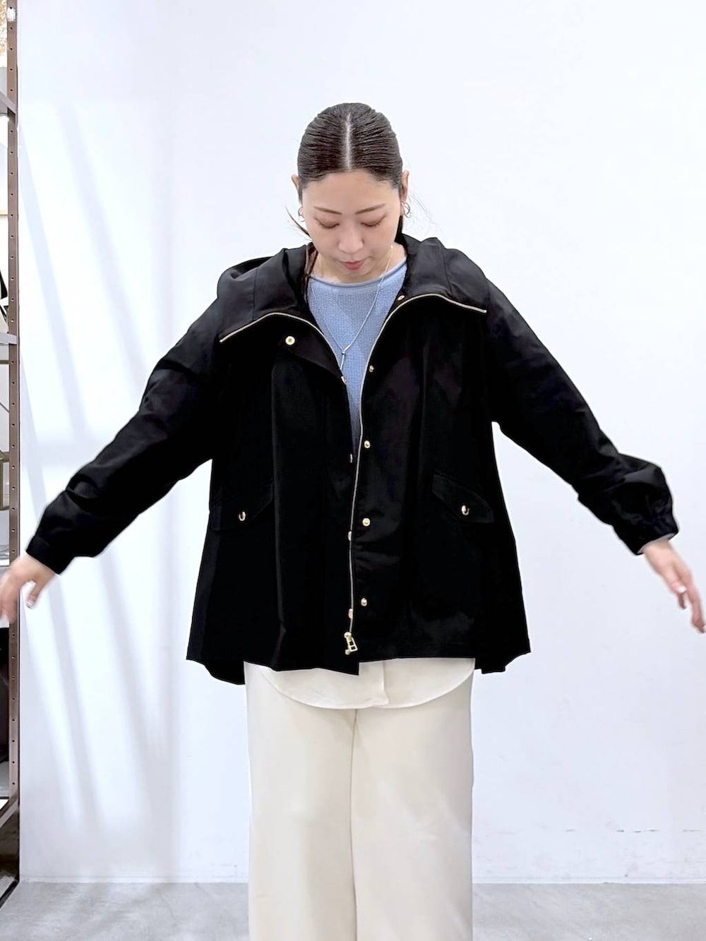 ホワイト系のその他パンツ、ブルー系のニット/セーター、イエロー系のボストンバッグを着用したレディースの春コーディネートの7枚目の写真