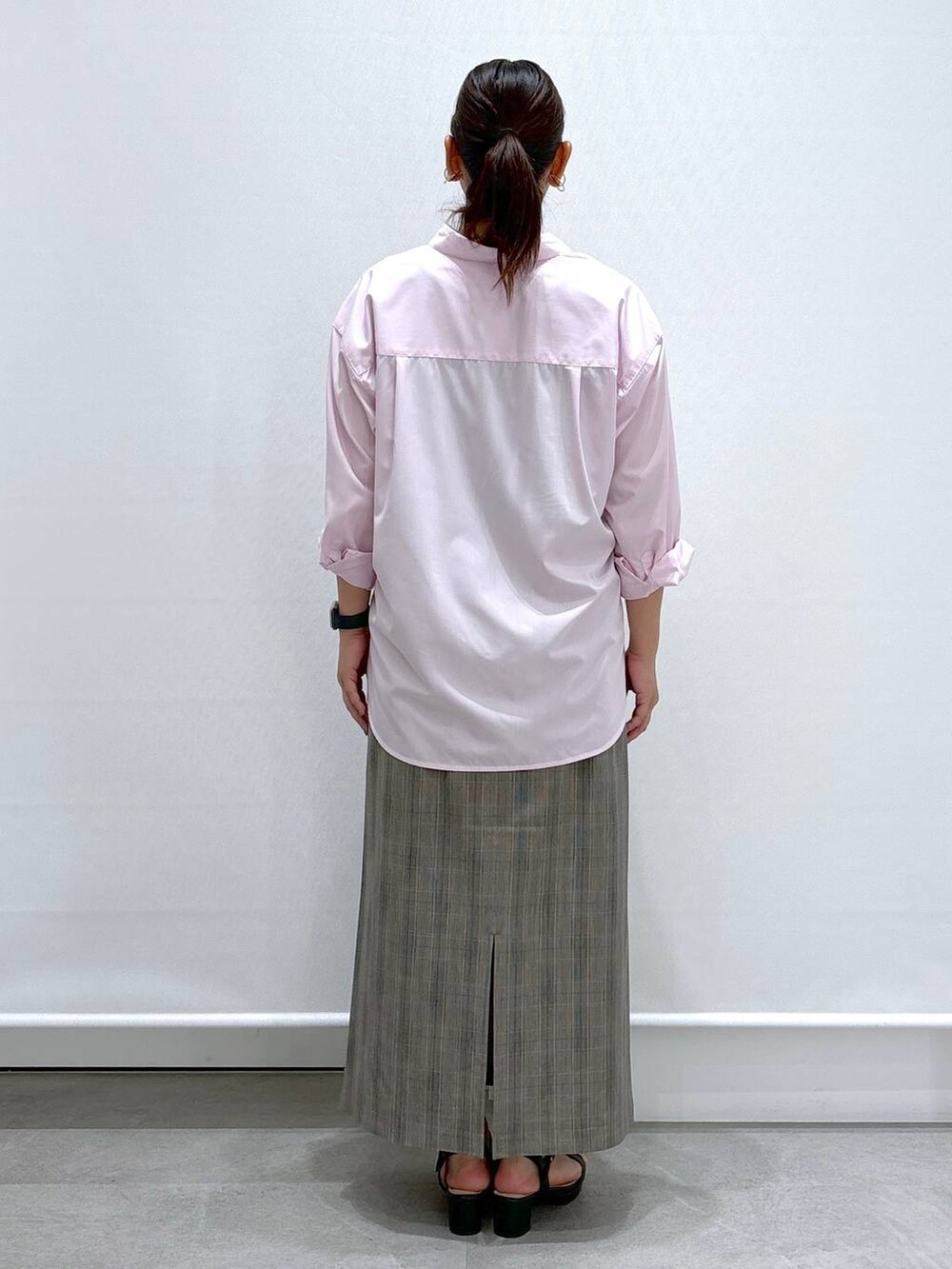 ブラック系のサンダル、ブラック系のカーディガン/ボレロ、ピンク系のシャツ/ブラウスを着用したレディースの秋コーディネートの3枚目の写真