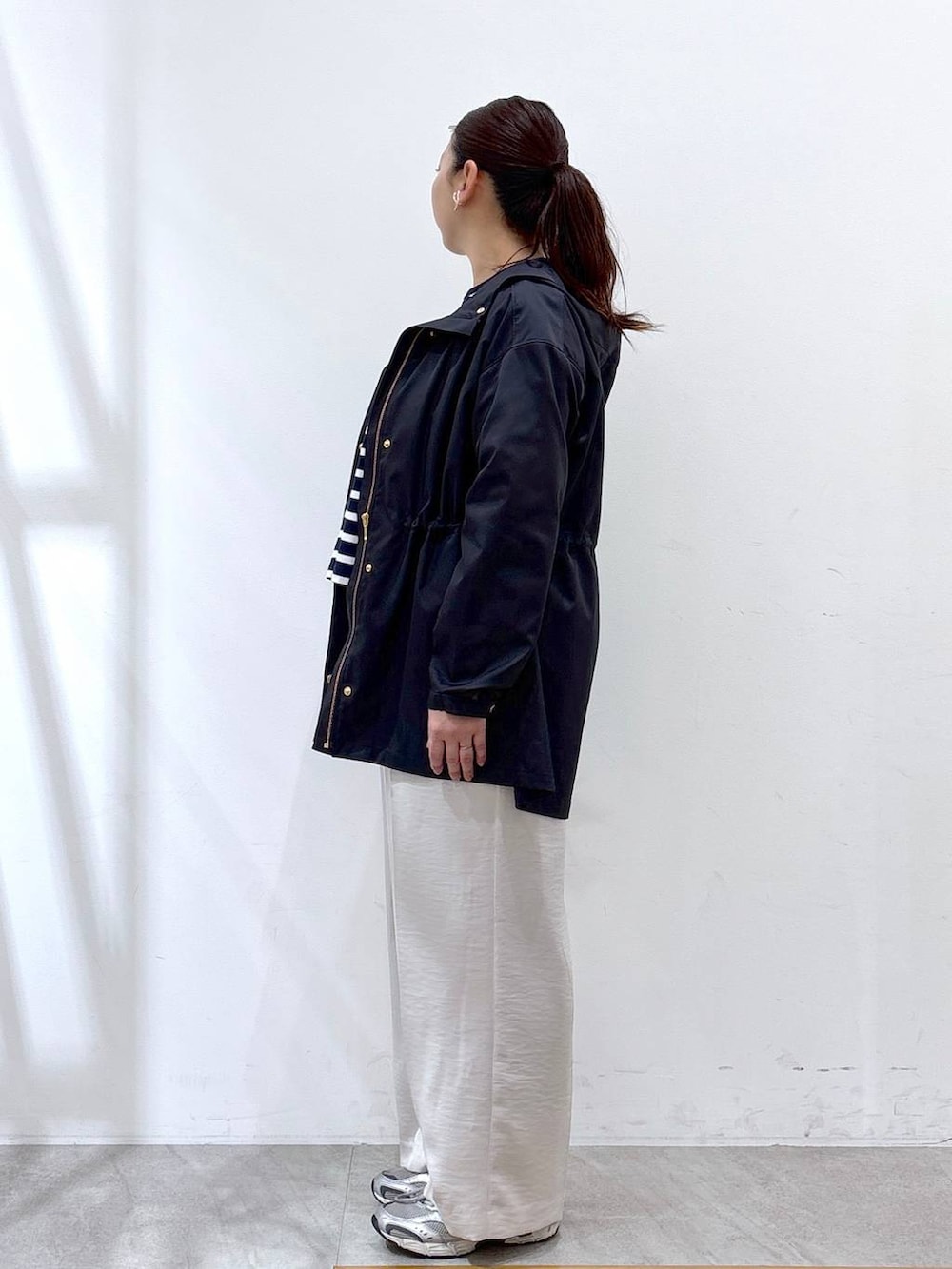 ブルー系のTシャツ/カットソー、ブラック系のバックパック/リュック、ブルー系のマウンテンパーカーを着用したレディースの春コーディネートの3枚目の写真