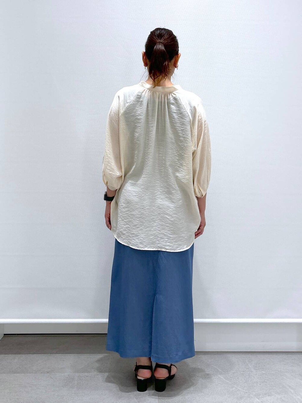 ホワイト系のシャツ/ブラウス、ブラック系のサンダル、ブラック系のハンドバッグを着用したレディースの夏コーディネートの4枚目の写真