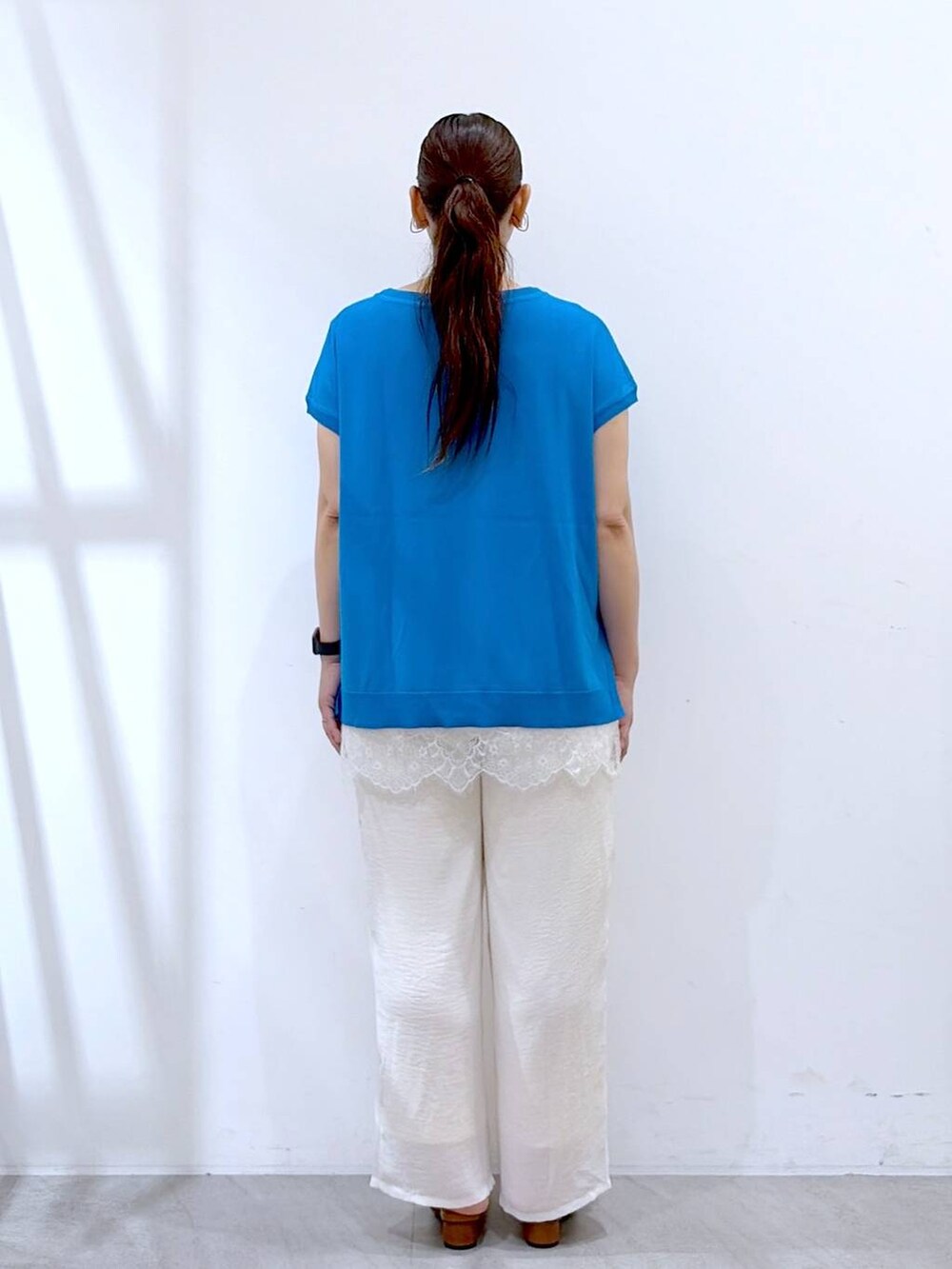 ホワイト系のその他パンツ、ホワイト系のTシャツ/カットソー、ブルー系のニット/セーターを着用したレディースの夏コーディネートの4枚目の写真